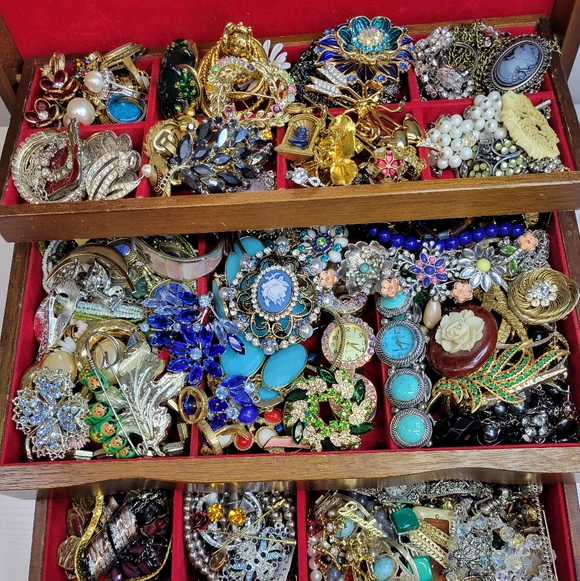 Estate Sale January 5th 8:30pm est. - Picture 1 of 1